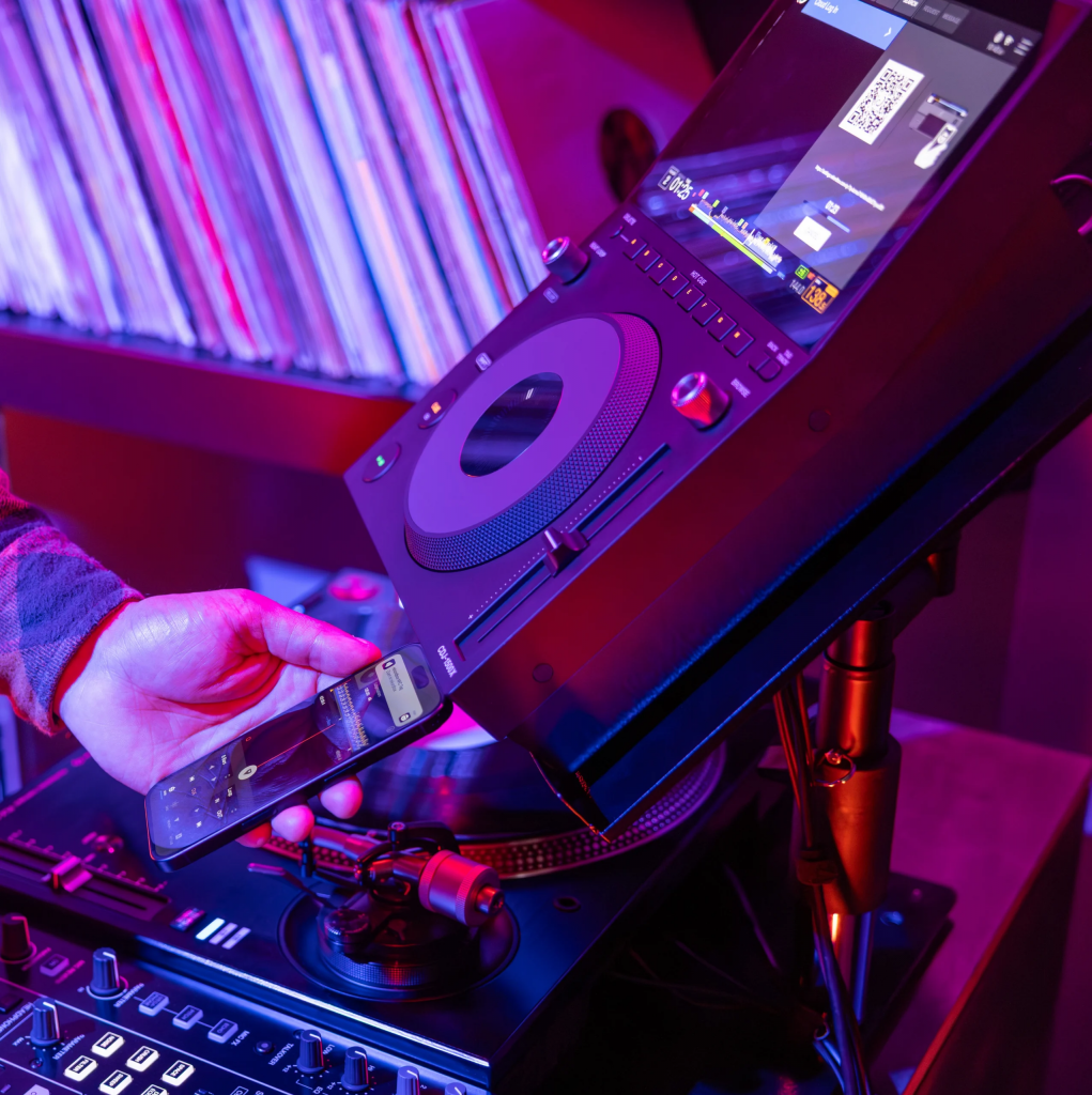 CDJ-1500X_LifestyleImages_AskForJanice_25_HR_7946x5300-scaled.png